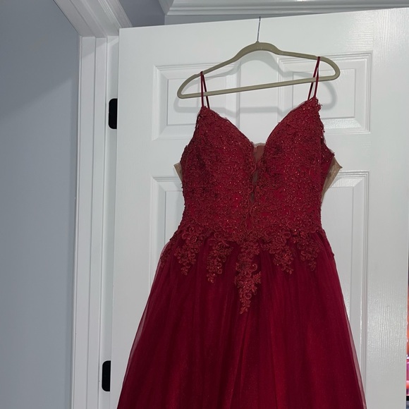 Red Ball Gown Sleeveless Spaghetti Straps Sweep/Brush Train Applique Tulle Dress - Picture 4 of 5